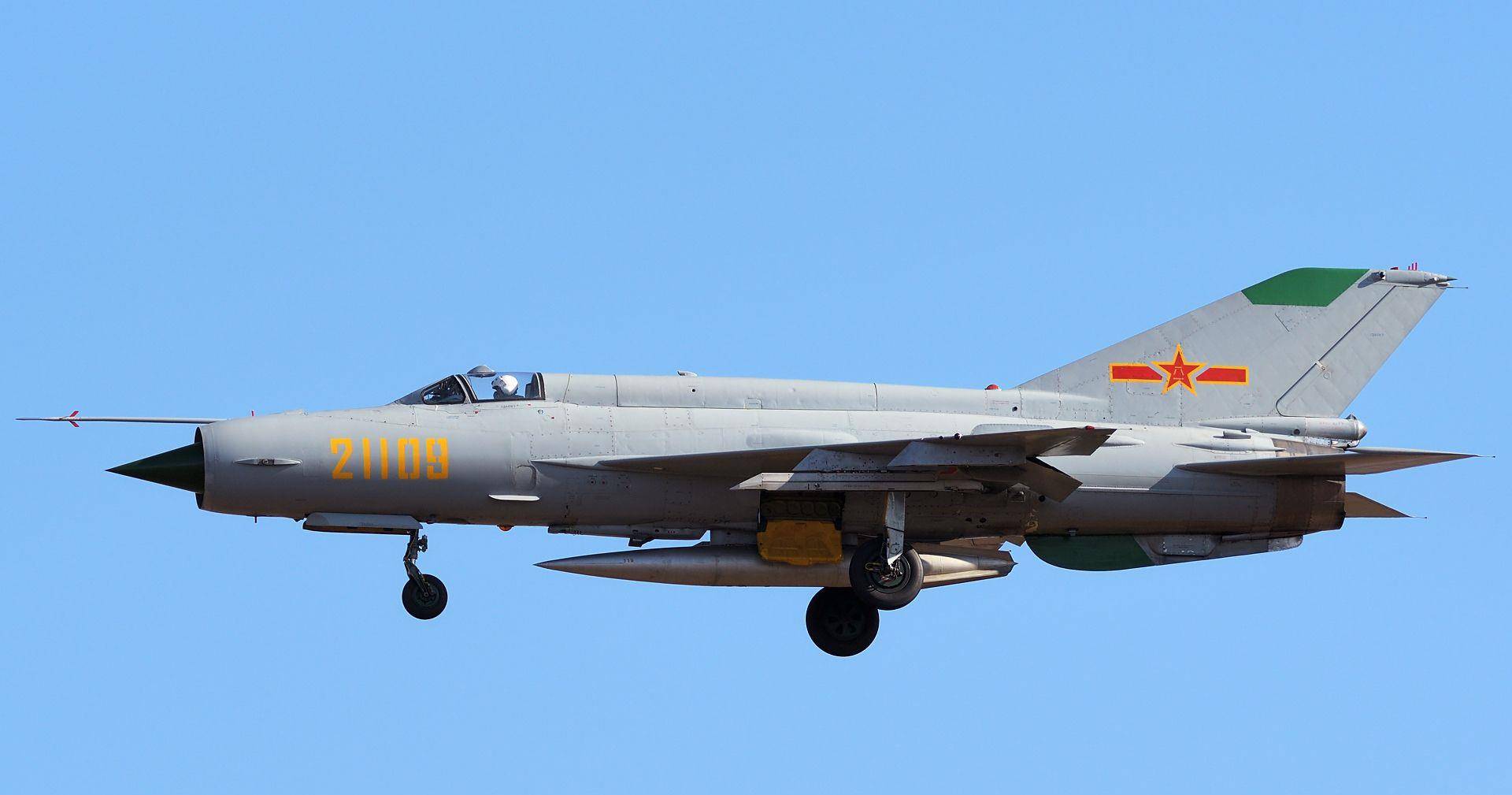 歼8再次出镜亮相,存量所剩无几即将全面换装,为何不是歼7先退役_部队