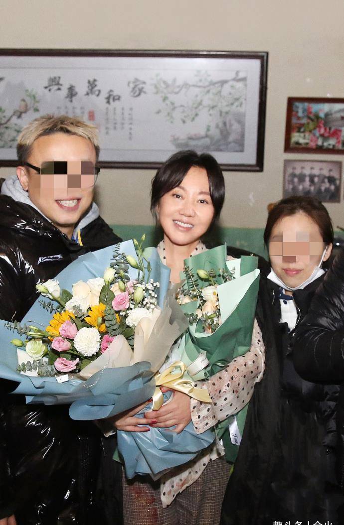 闫妮素颜憔悴,双眼无神认不出,小9岁绯闻男友曾被曝劈腿_网友_王玮