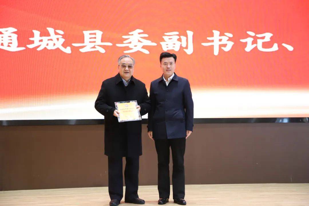 杨修伟为熊彬会长颁发协会单位牌匾随后大会举行研磨产业项目签约仪式