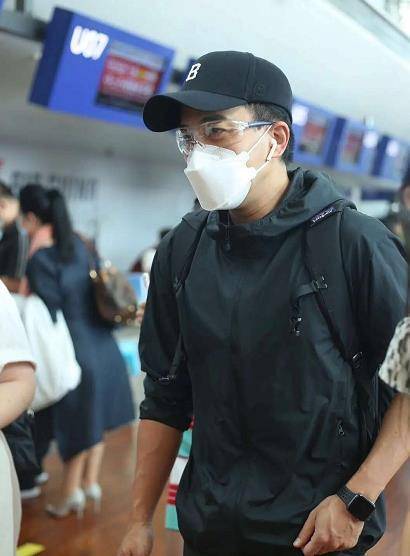 穿运动装戴口罩藏不住苍老感,眼袋明显好憔悴_衬衫_低调_风格