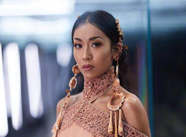 吉克隽逸被骚扰,发文提醒女生注意安全,张玮评论抖机灵引众怒_女孩子