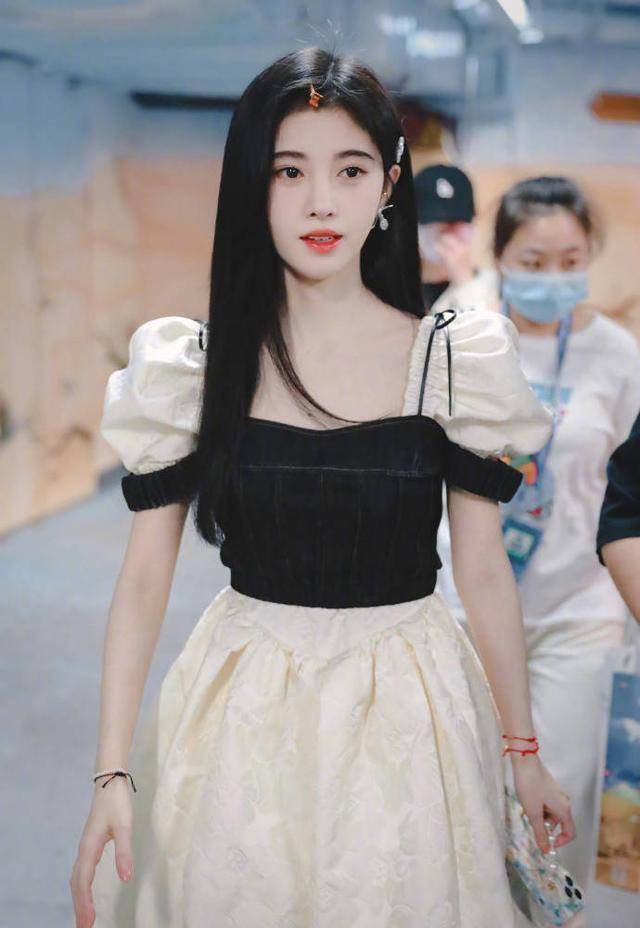 网友偶遇鞠婧祎出工,身高被拍成五五分,网友:身材娇小像小学生_演技