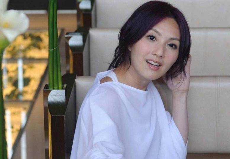 杨千嬅素颜逛超市,港媒吐槽身材像龙趸,下半身材肥大变形_丁子高_生活