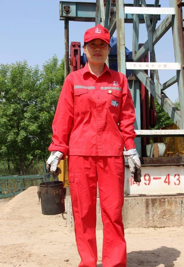 油田女工化了妆也可以这么美43岁冻龄妈妈写真照美翻了_宁美芳_取样