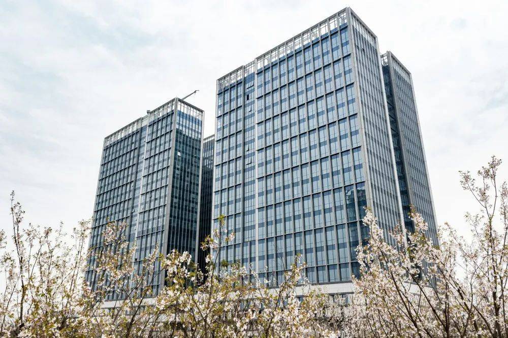 其中,恒泰理想创新大厦,中锐具美大厦均已投用,恒泰瑞华四季公寓即将