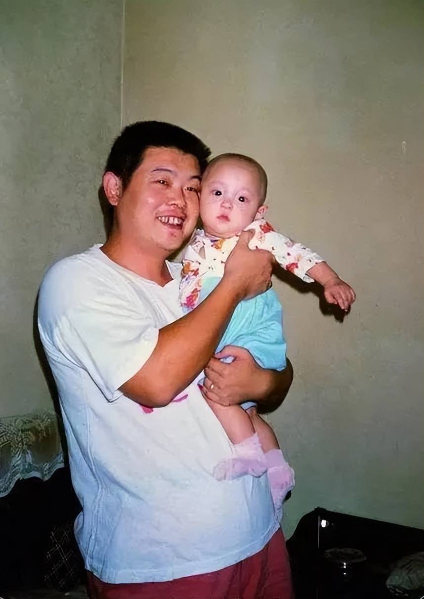 17年了,傅彪儿子长大了,遗孀张秋芳也有了全新的人生_表演_零食_条件