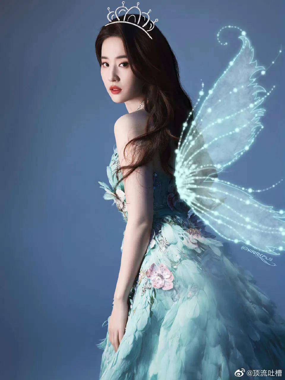 刘亦菲微博之夜穿2023高定礼服变身孔雀公主高贵优雅迷倒众人_裙子