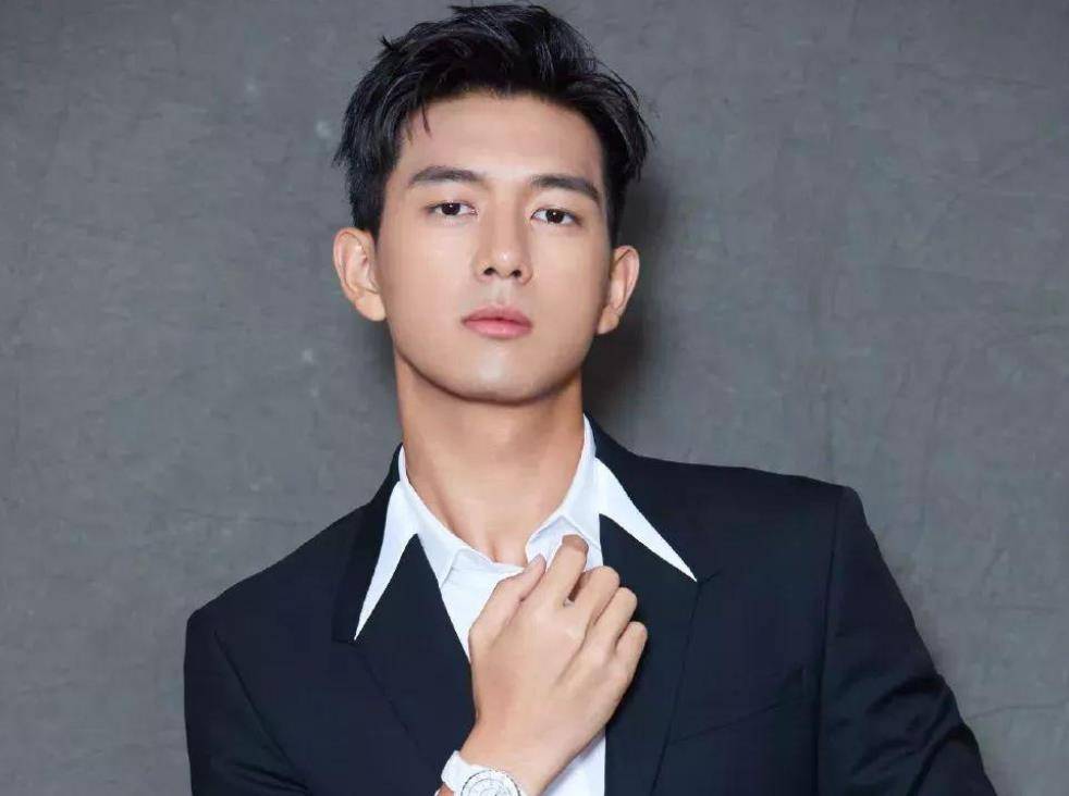 你是何时喜欢上李现的呢?他自身很有魅力,成功并不是偶然的!