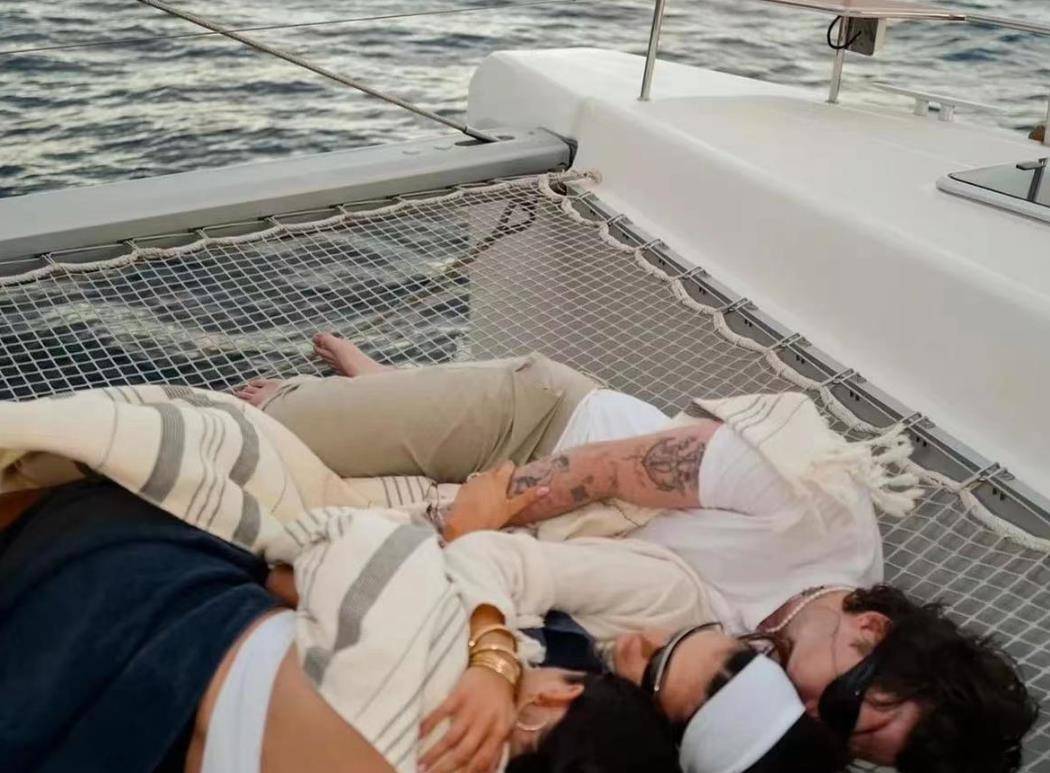 48岁贝克汉姆坐迪奥美女总裁旁边看秀，辣妹妻子穿豹纹，小腿真细_搜狐网