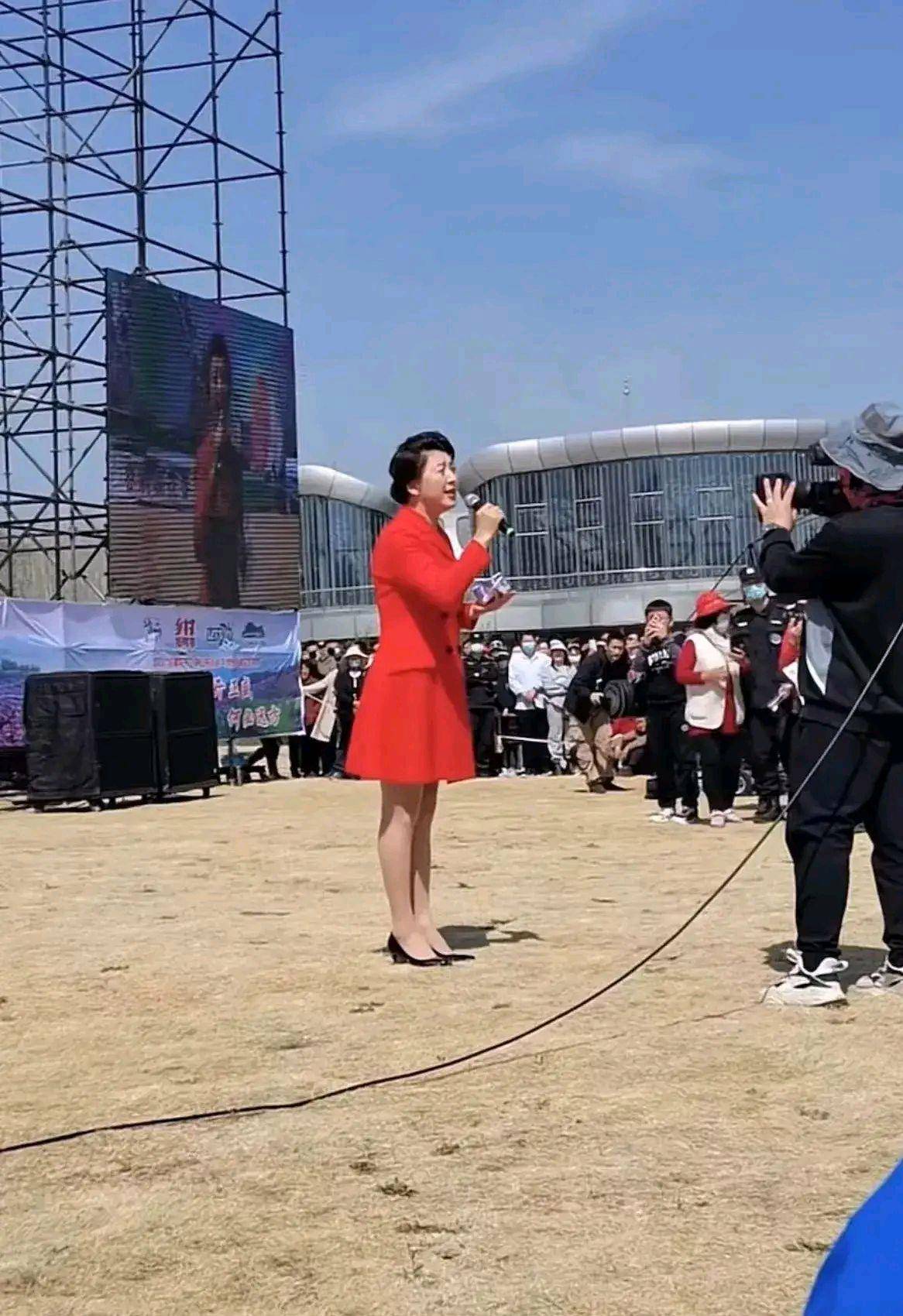 闫学晶参加商演捞金，场地简陋尘土飞扬没有舞台，一首歌才三十万
