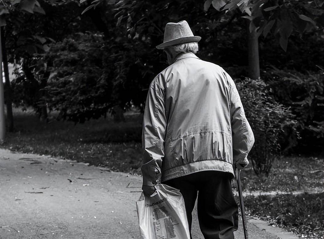 睡不着的独居老人,孤独,思念还是悔恨?真相发人深省_社交_问题_影响