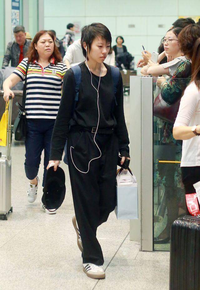 这样的穿搭会显得有些奇怪,上身的黑色衣服没什么.