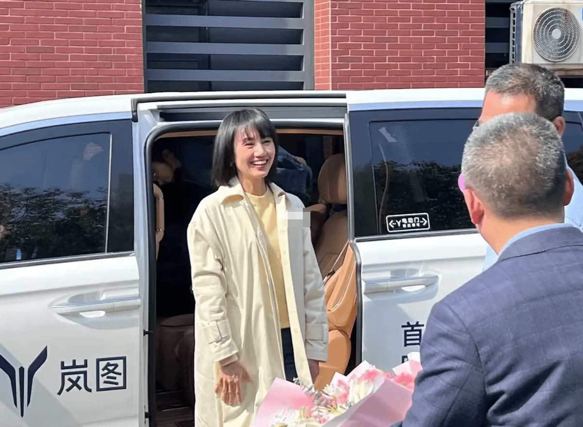 袁泉回母校排场好大,领导亲自来迎接,本人谦逊有礼笑容满面_沙市_年度