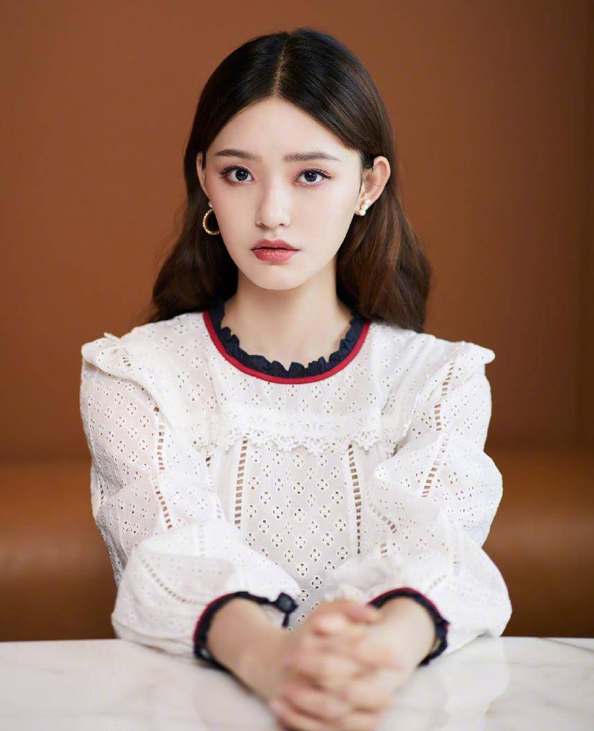 2006年,主演个人首部电影《长江7号》而正式出道.