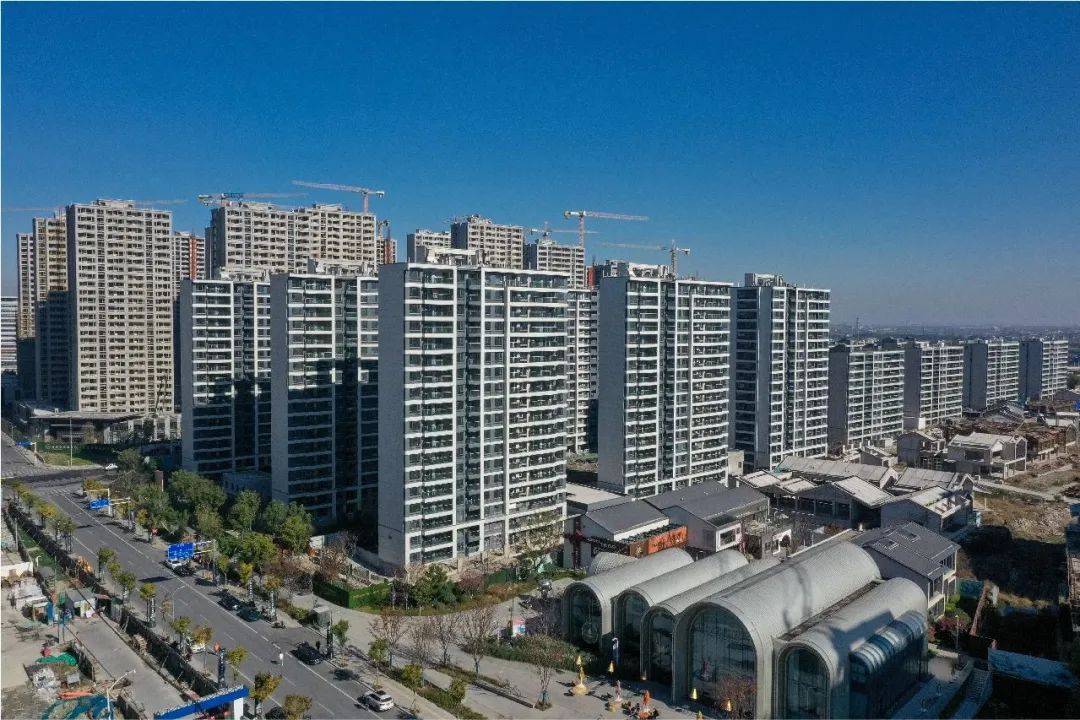 上河之城一期工程已接近尾声;旭辉广场外立面完善中,内饰精装施工中