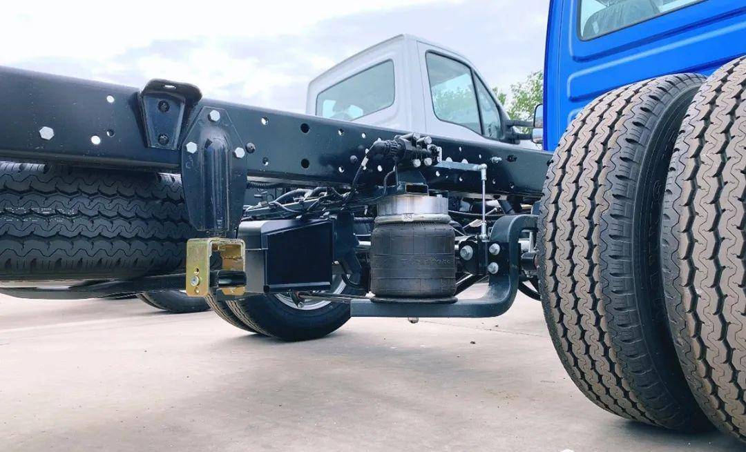 用空气弹簧代替了钢板弹簧,由z字导向臂连接