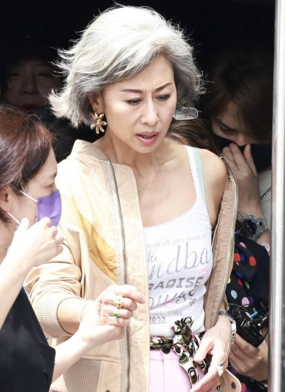 朱玲玲同框叶倩文,同穿粉色差距立显,一个老气横秋一个朝气蓬勃_知识