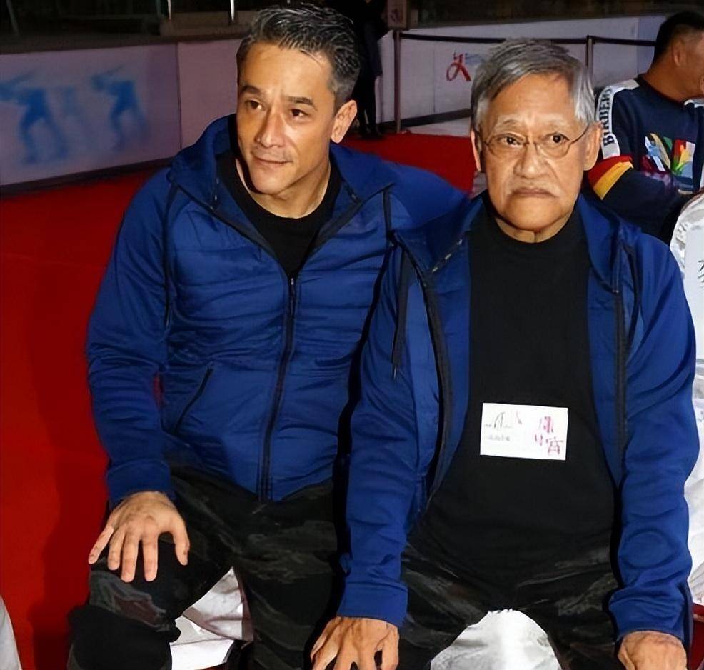 很明显吴嘉龙没有父亲的演戏天赋,前前后后出演过不少电视剧,最终也