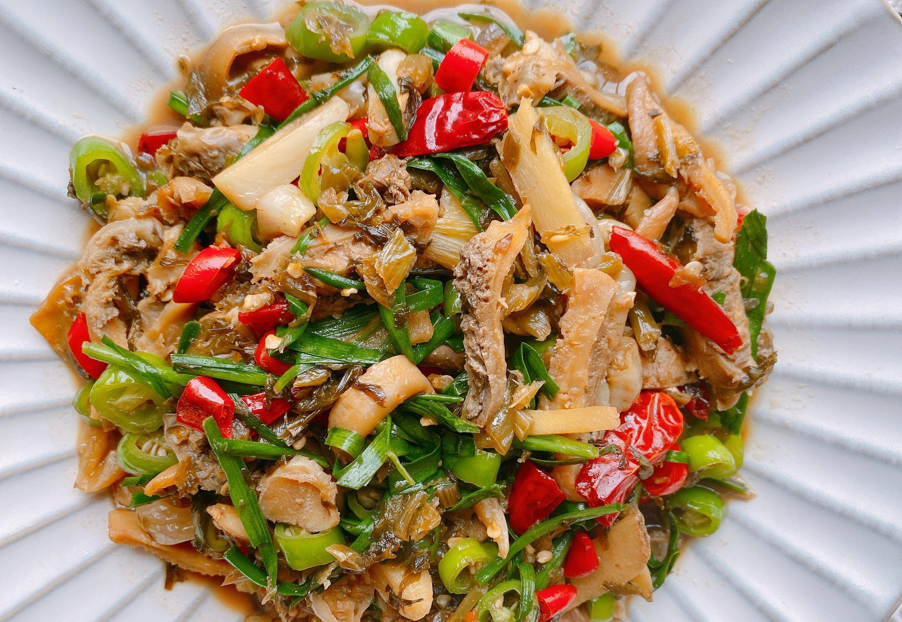 【雪菜炒河蚌】————【原材料】河蚌,雪菜,生姜,大蒜