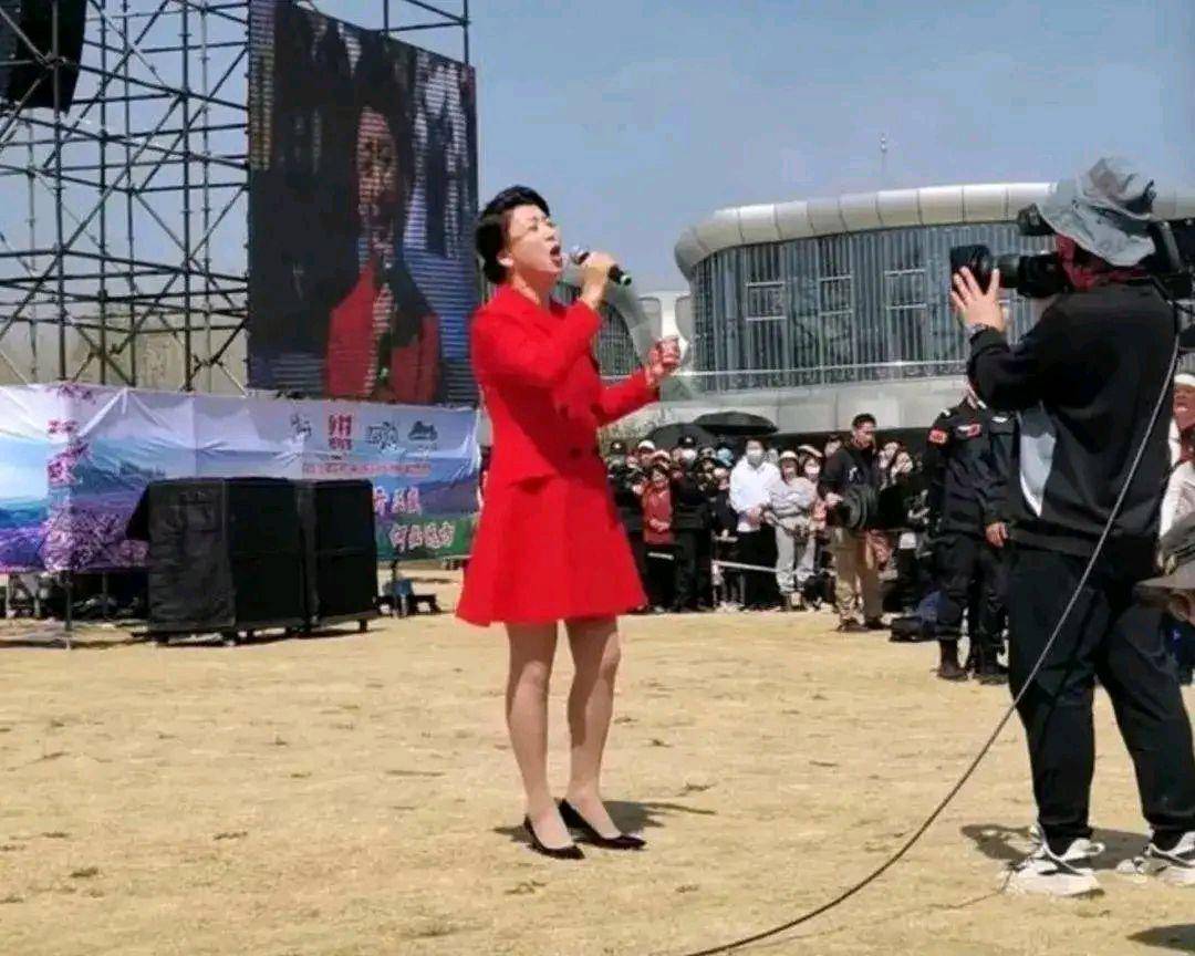 闫学晶参加商演捞金，场地简陋尘土飞扬没有舞台，一首歌才三十万