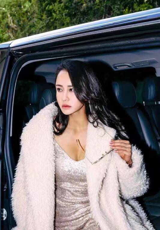 成龙徒弟母其弥雅真美,穿白色礼服露一半,小腰太迷人了_连衣裙_女性