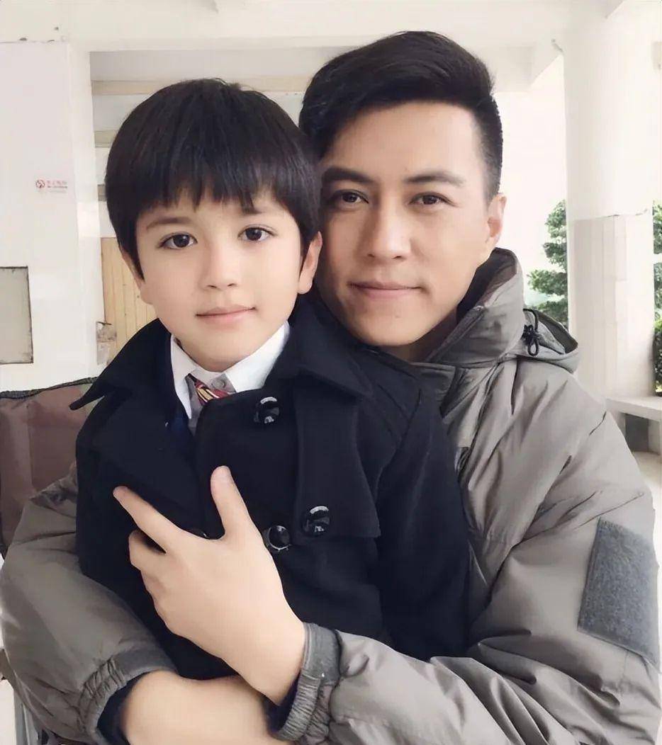 靳东带娃逛公园!