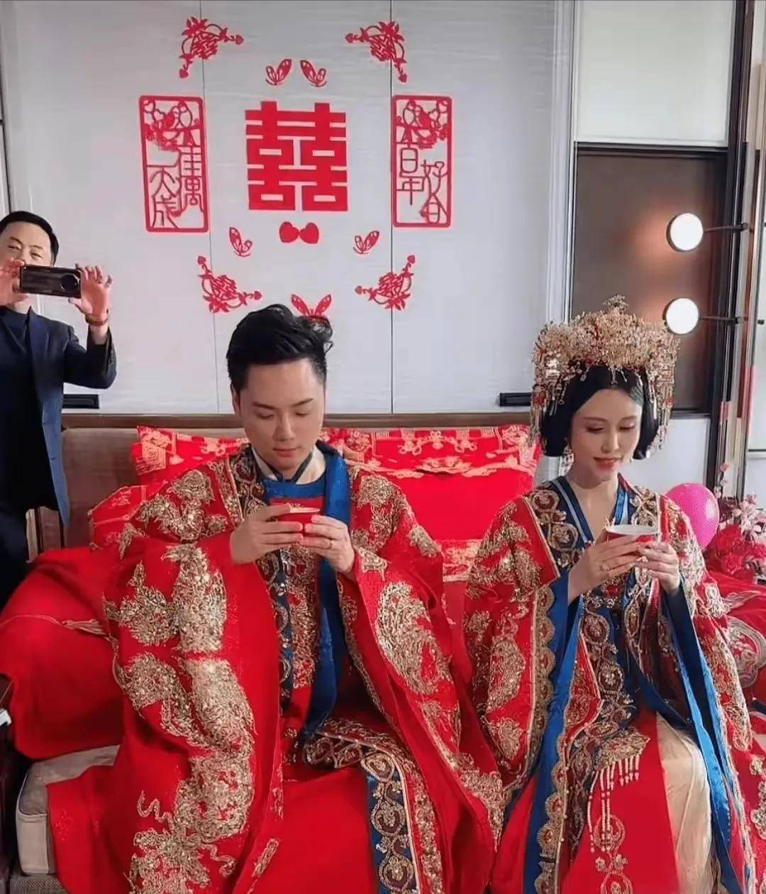 网红猫七七结婚高调炫富,富豪妈妈带三个儿女,二婚嫁小16岁男友_孙书