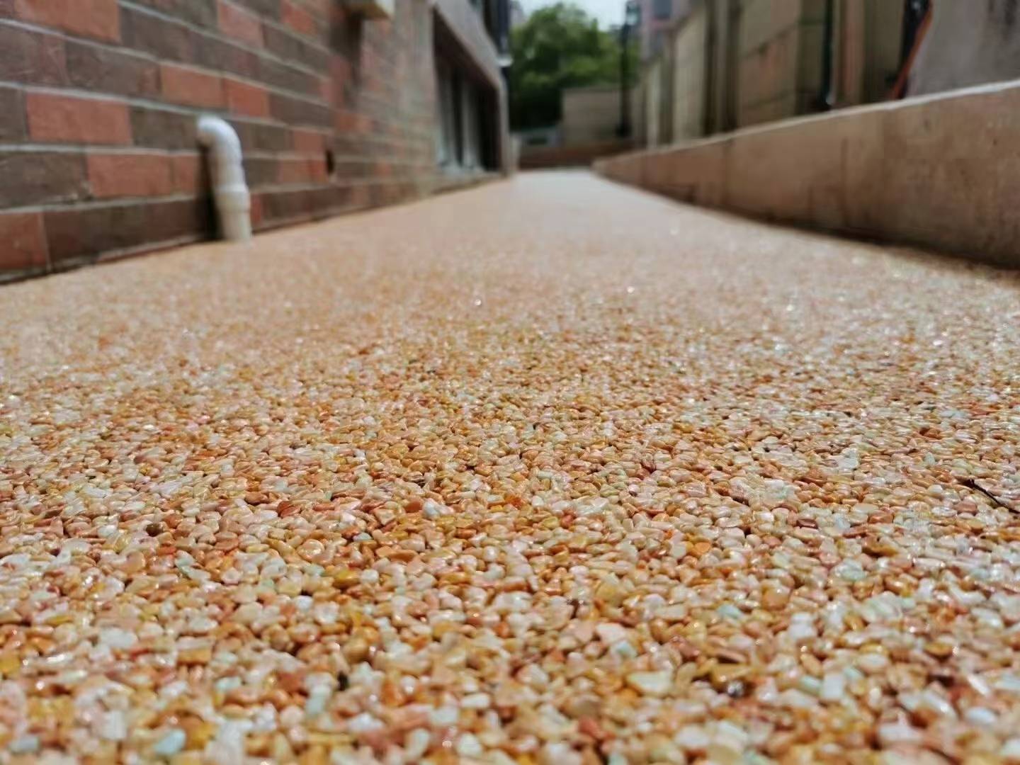 胶粘石路面怎么施工?胶粘石施工工艺流程_石子_角钢_造型