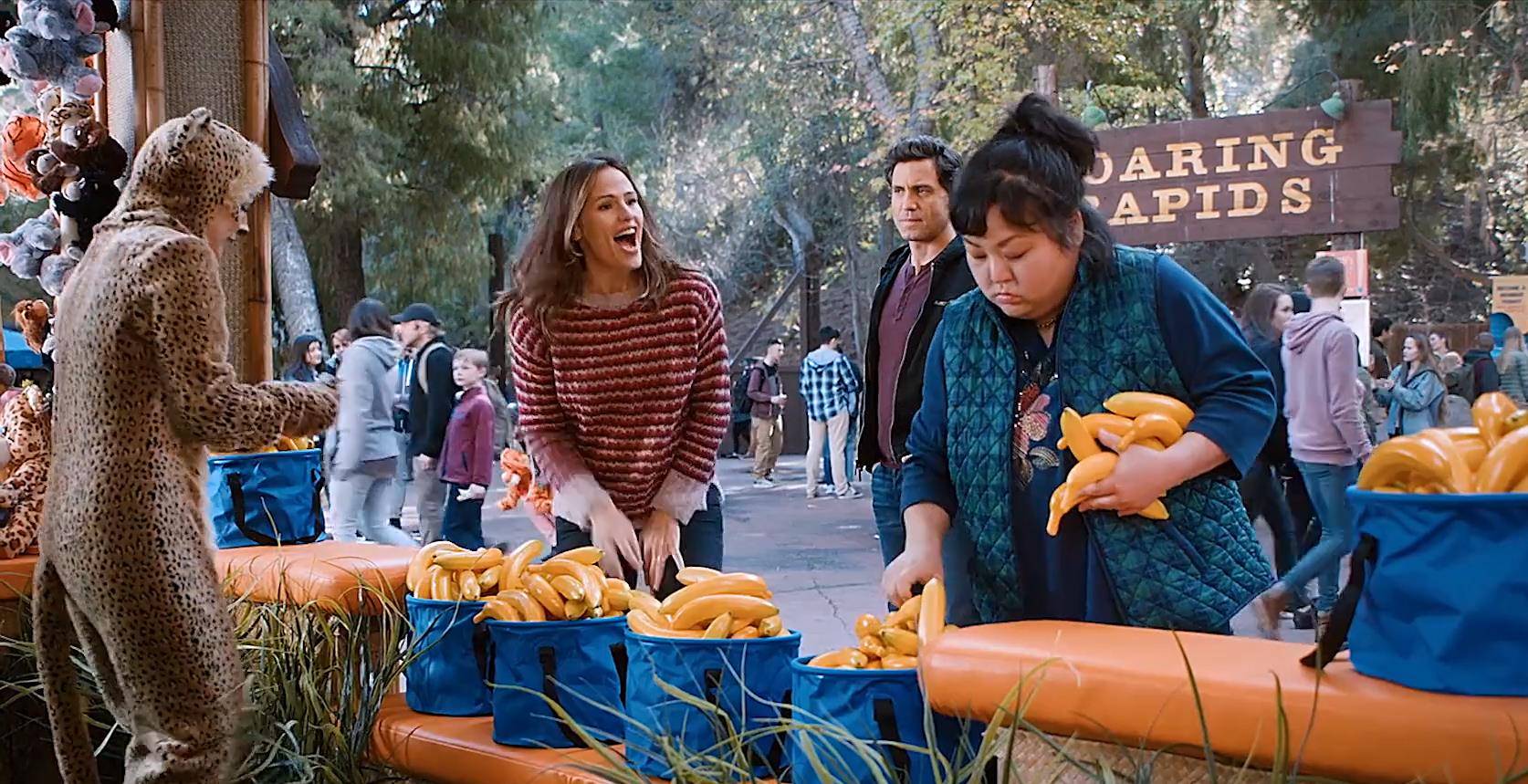 奇葩一家洗车不关窗,还顺便洗了个澡,有求必应日,搞笑电影_老爸_老妈