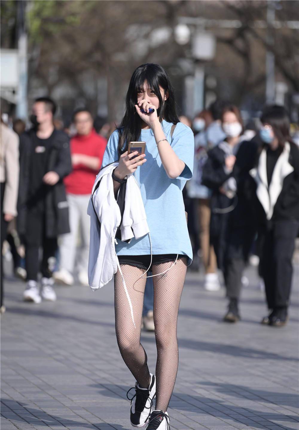 夏初时节,穿着黑色丝袜 运动鞋,年轻姑娘才会选择的搭配_款式_效果