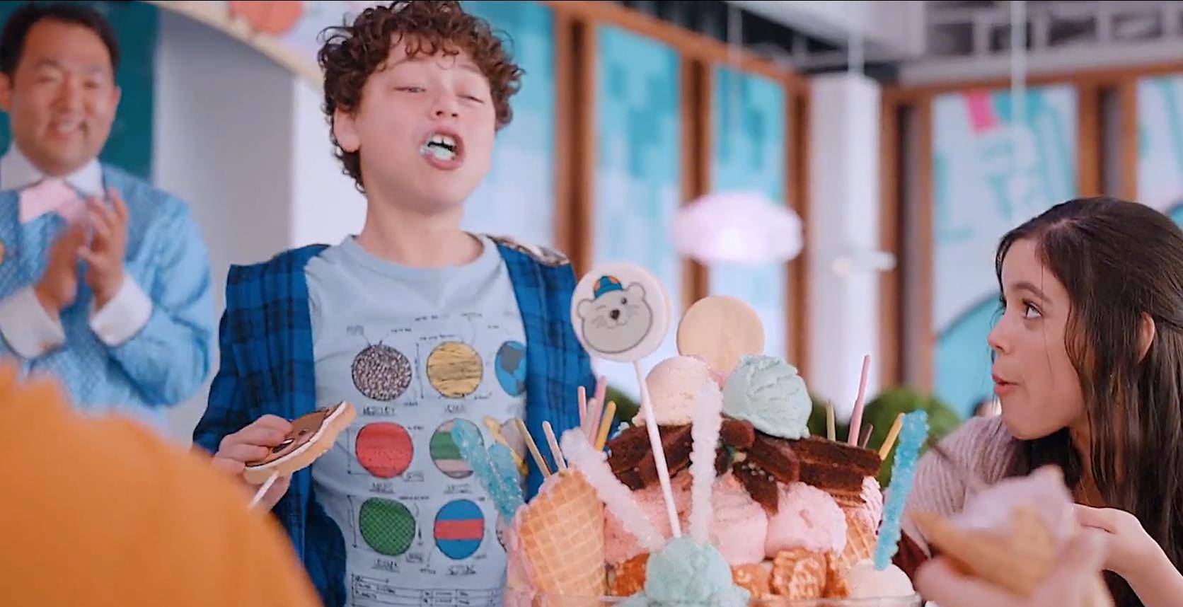 奇葩一家洗车不关窗,还顺便洗了个澡,有求必应日,搞笑电影_老爸_老妈