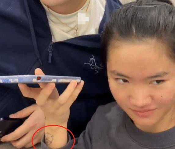 李勒优向妈妈打小报告,网友却在关注手上的"纹身":不学好_晋妈_崔晋