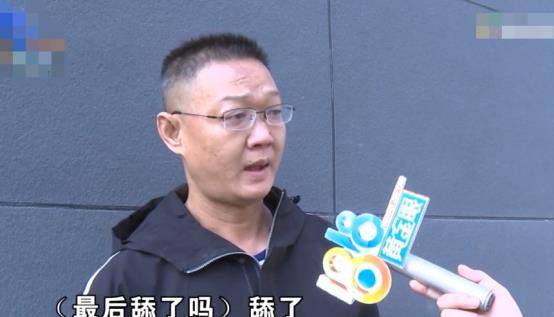 为了拿到5000元的工资，男子甘愿舔地板上烟灰，老板：我能拦着他吗