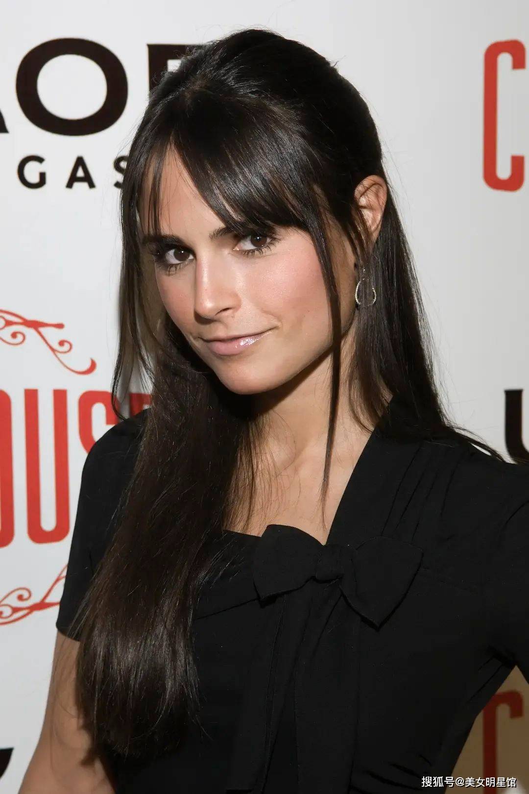 拥有黑色皮肤,黑色长发,黑色眼睛的乔丹娜·布鲁斯特,在好莱坞一众