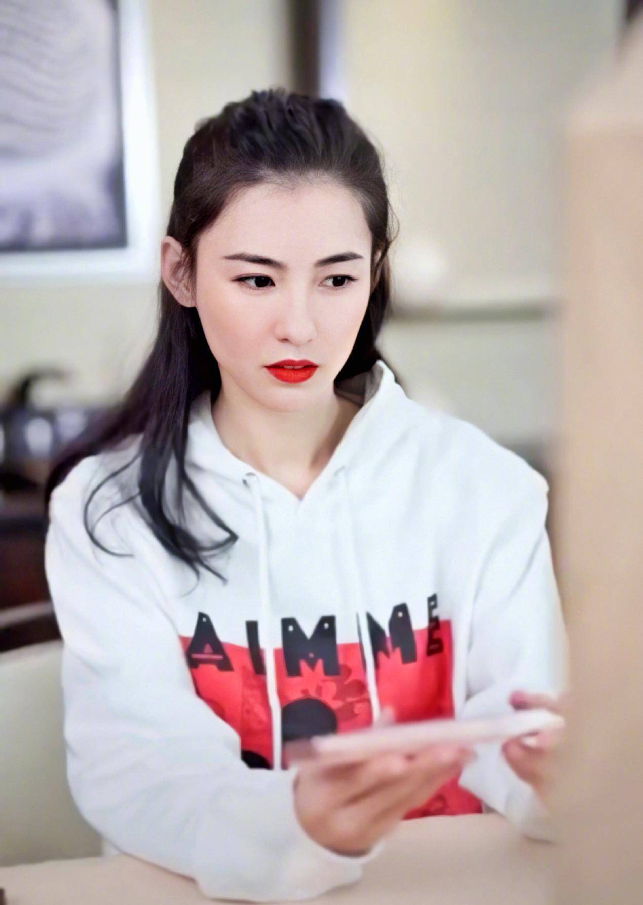 张柏芝近照曝光,微卷发搭配无袖白裙知性优雅,盛世美颜风采不减_白色