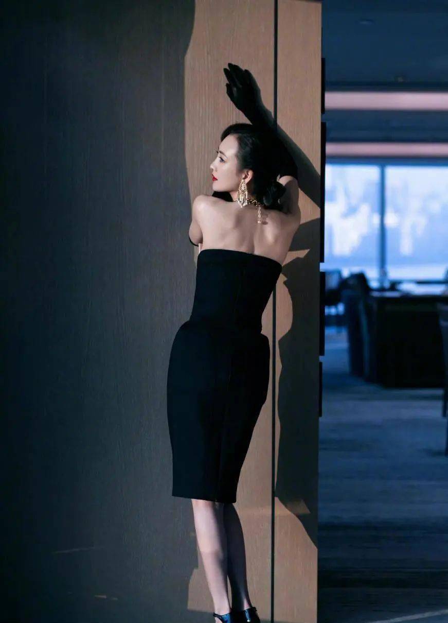 "内衣外穿"的王鸥,魅惑爆表,一般人还真挡不住_黑色_李晓峰_礼服