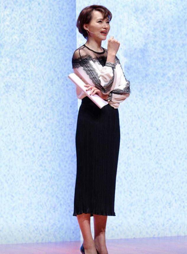 董卿才是真正"反油腻"女人:裙过膝,裤露踝,鞋带跟,美得高级