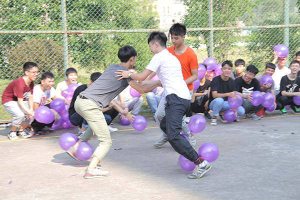 一男一女搭配,每人左右脚各捆绑三至四个气球,哨声响起后互相踩对手