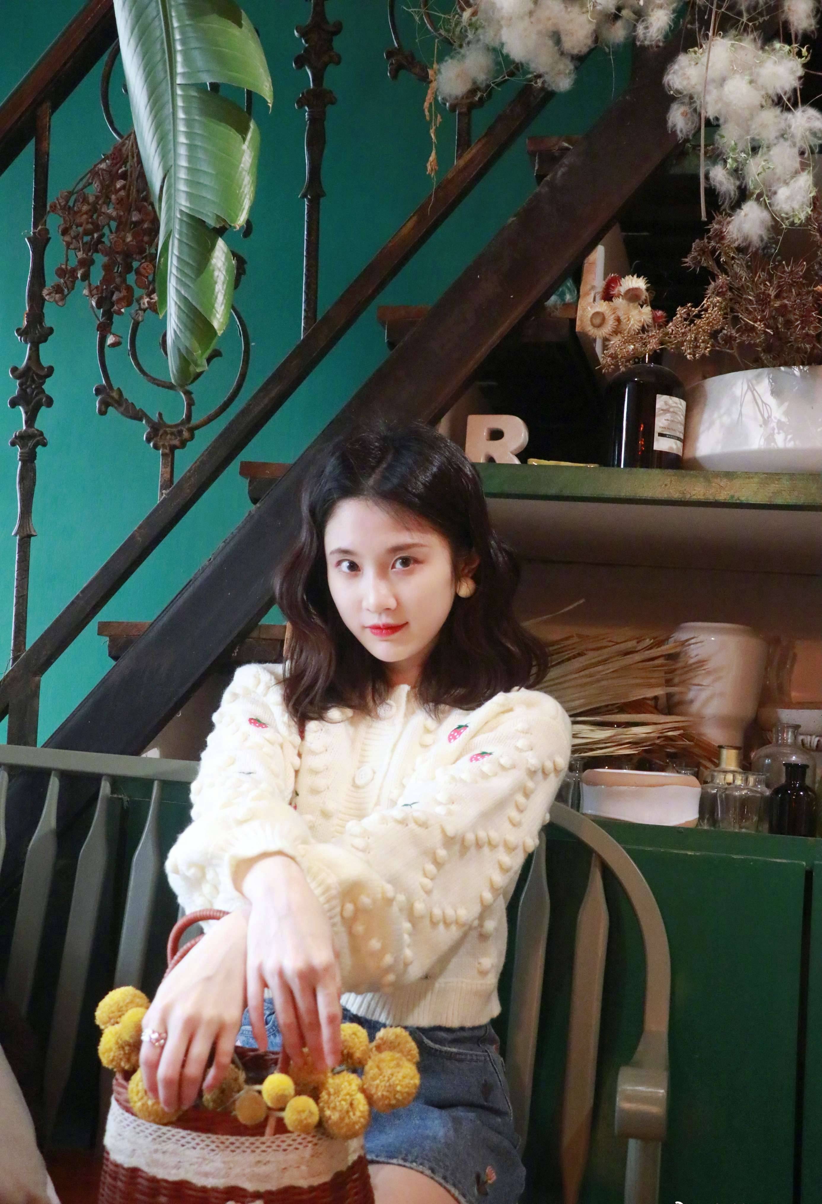 张慧雯牛仔短裤美腿甜美生活照_张艺谋_网友_眼光