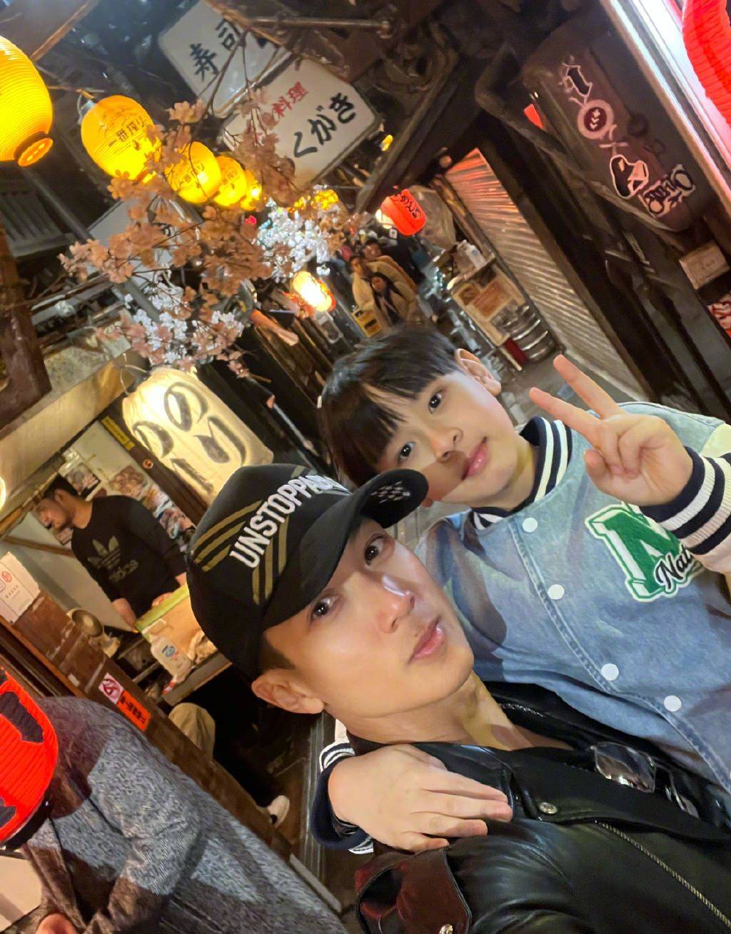 吴尊一家四口海边度假,姐弟俩颜值爆表,网友:快去当超模吧_neinei_max