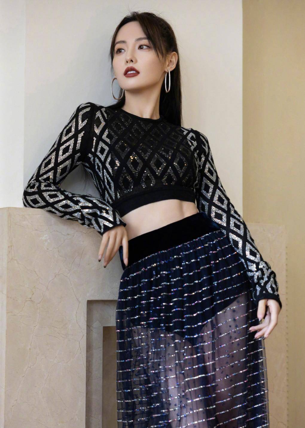 女星张嘉倪分享大片,身穿黑花露脐上装,半透视长裙,气质高冷_黑色