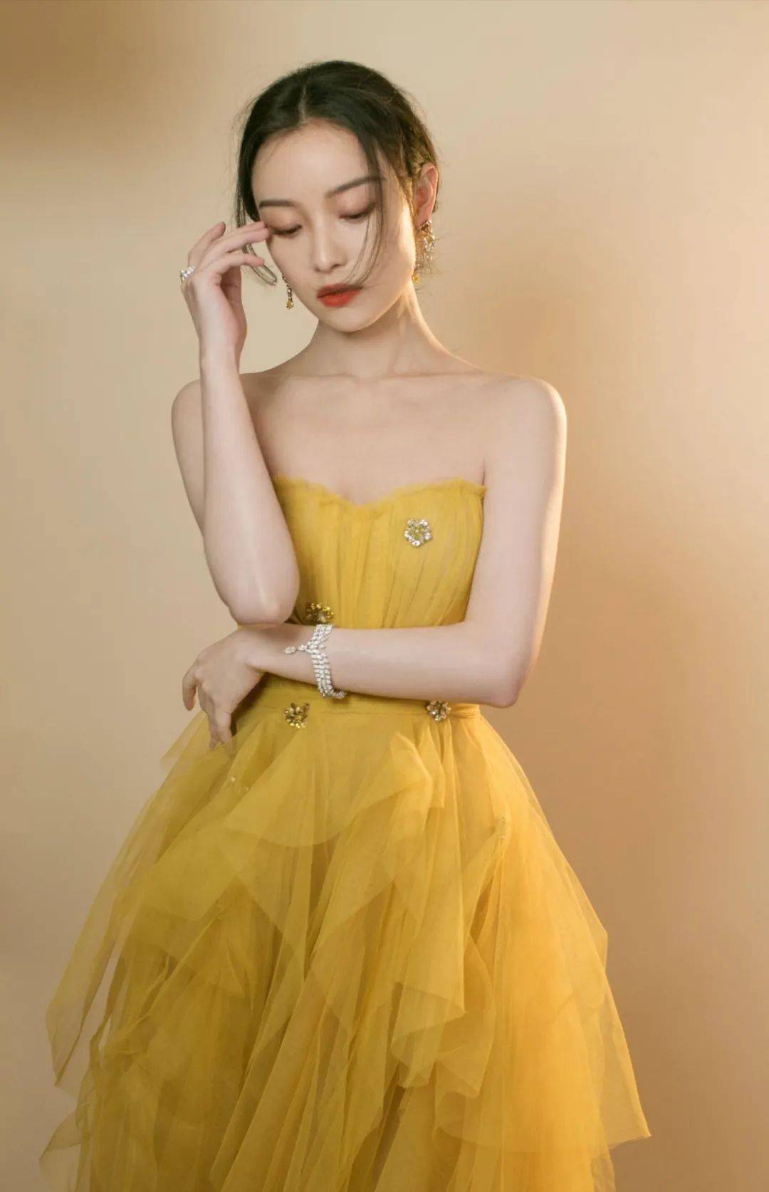 倪妮穿黄裙优雅大方,春夏别具一格,看到鞠婧祎,一身像公主太亮眼!