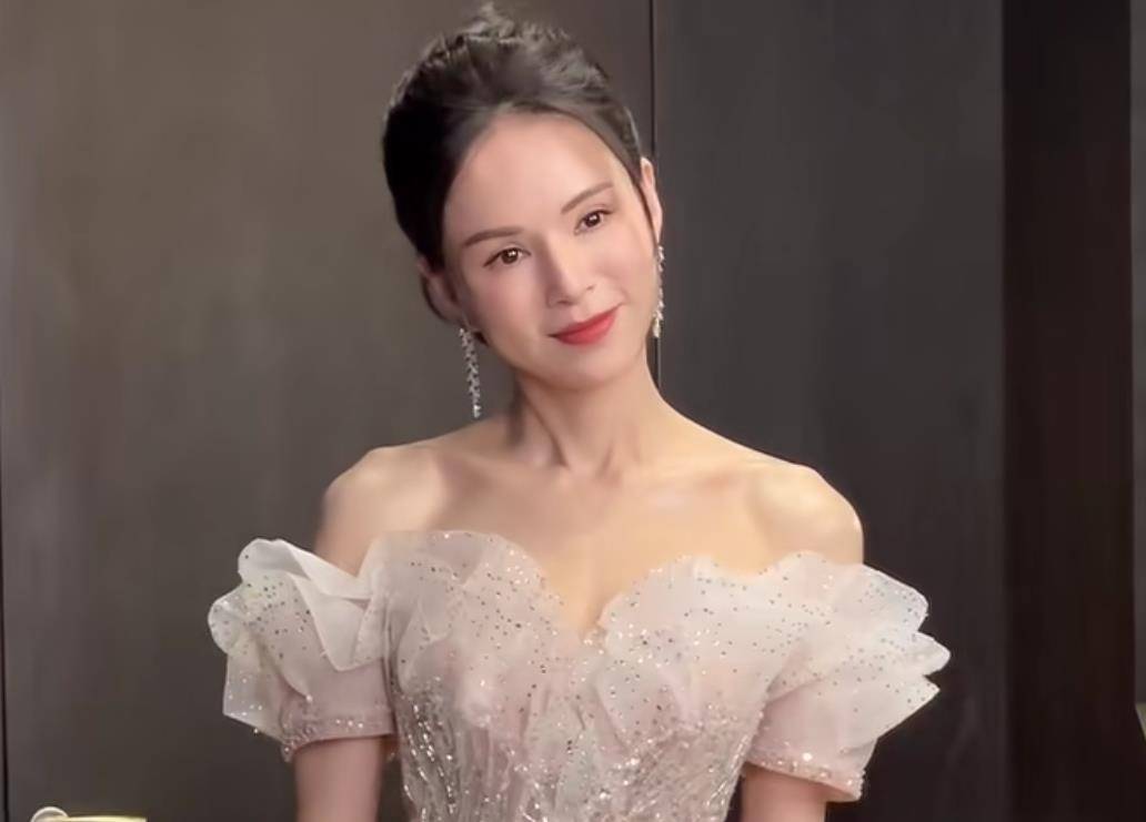 56岁李若彤穿婚纱,锁骨肩膀骨头突出明显,全身无赘肉瘦出新高度_运动