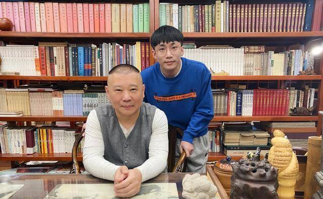 德云社何九华在机场出现,却被衣着抢镜,粉丝:何九华是真帅气_孟鹤堂