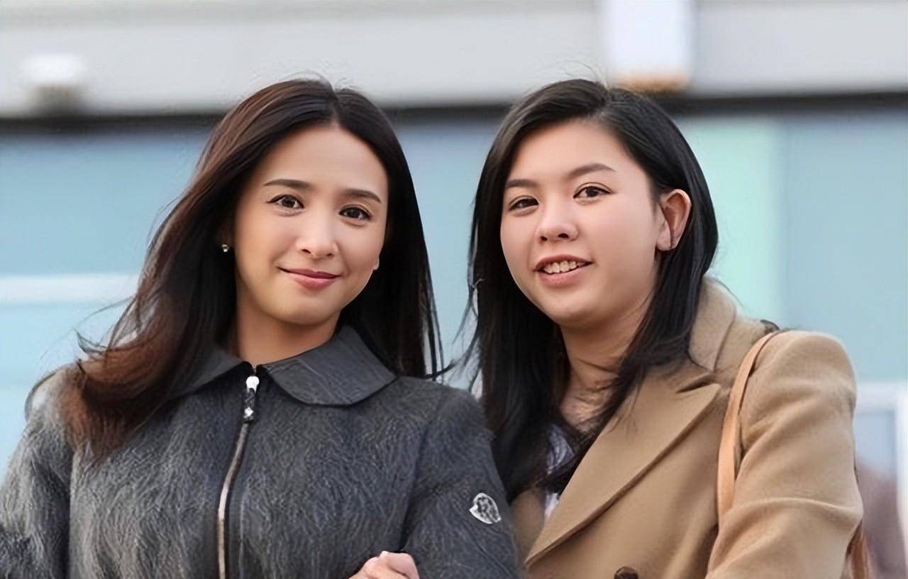 54岁冻龄港姐吴婉芳现身为圈中好友庆生 早前被儿子"出卖"素颜照_网友