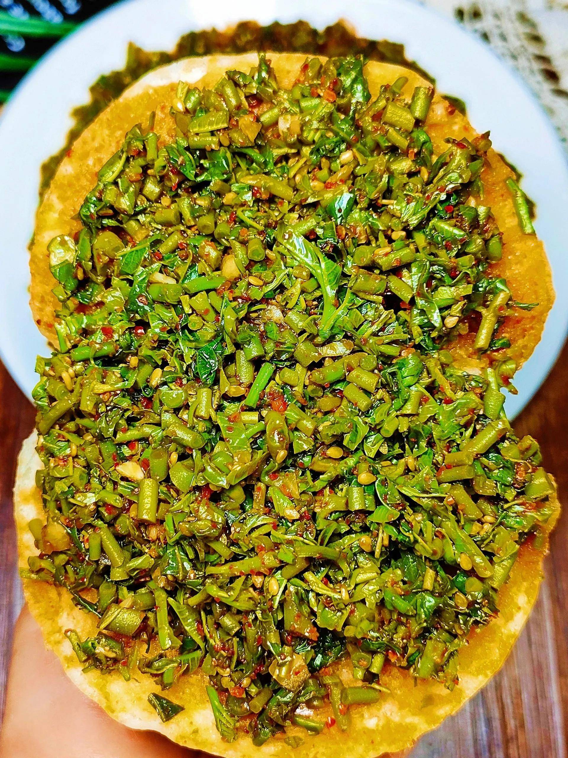 芝麻,辣椒面,淋入热油,加少许盐糖,2勺生抽,1勺香醋拌匀即可166香椿