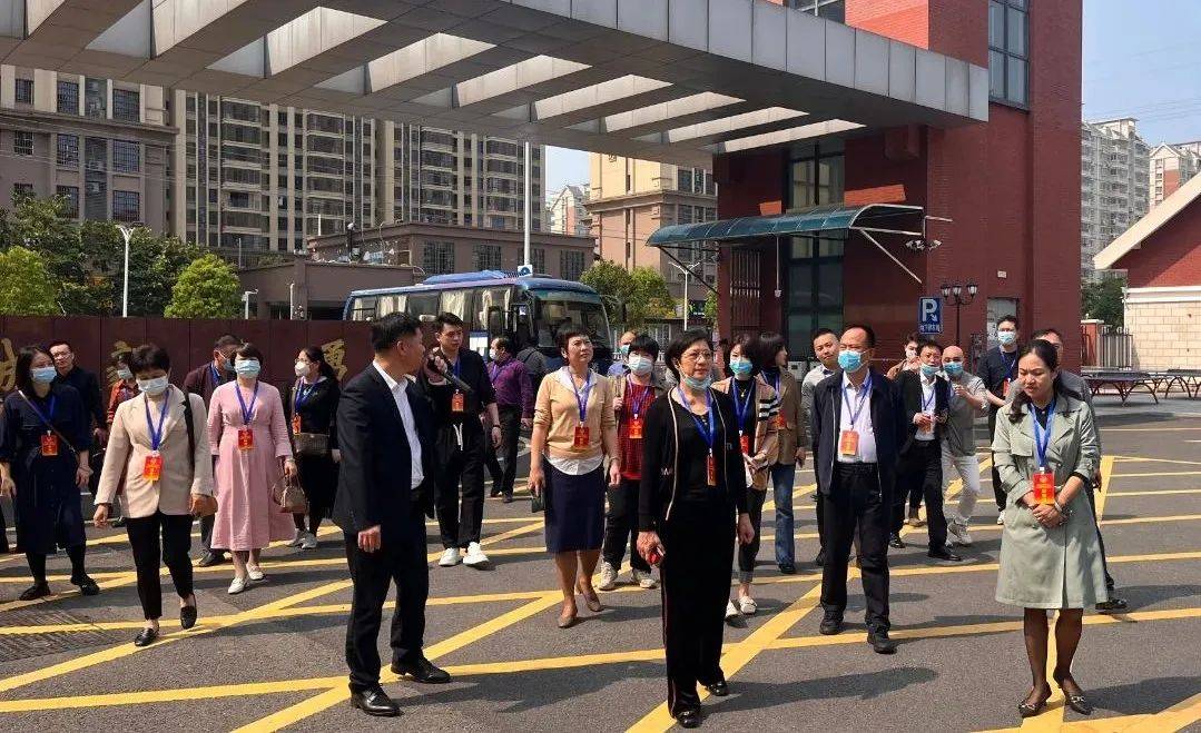 金峰实验小学,东铺头中心小学等地进行实地察看,详细了解中央厨房配餐