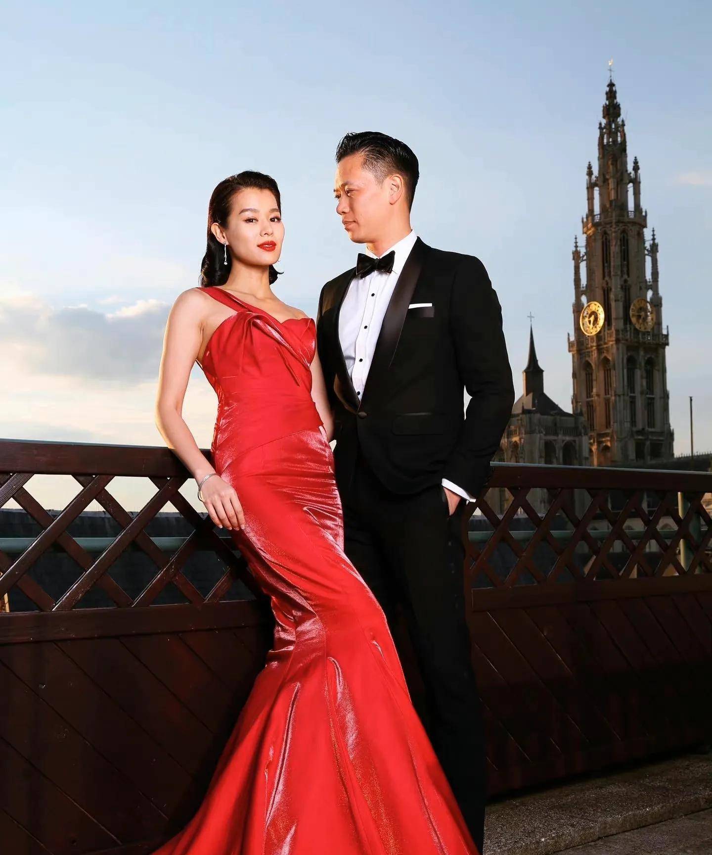 胡杏儿和老公庆结婚7周年,晒双方视角美照很有夫妻相,登对养眼