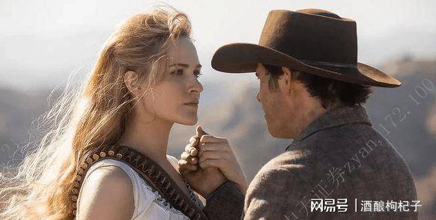 她在剧中饰演西部世界中的机器人接待员多洛莉丝·亚伯纳西,她美丽动