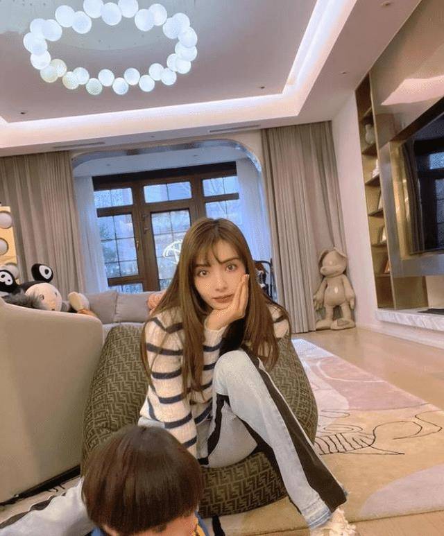 麦迪娜晒自拍束手无措儿子不配合,暴露自家豪宅,身穿名牌低调露富